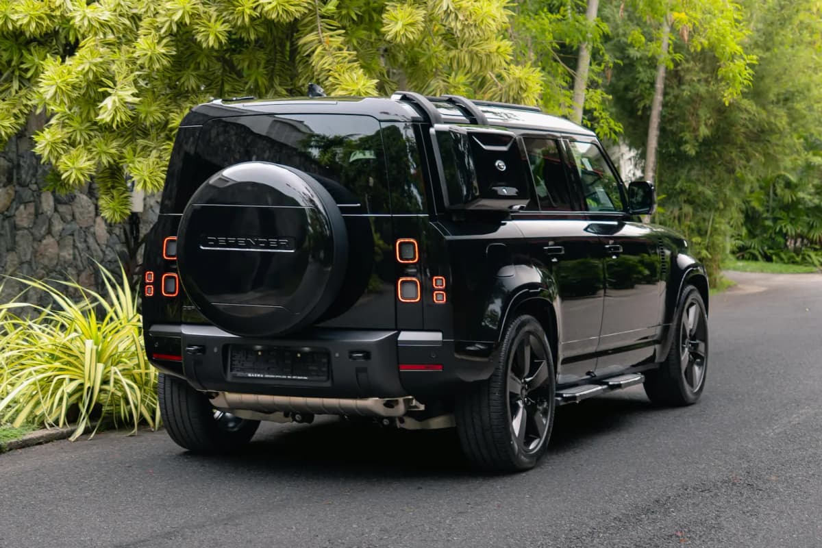 Land Rover Defender P300 X-Dynamic SE