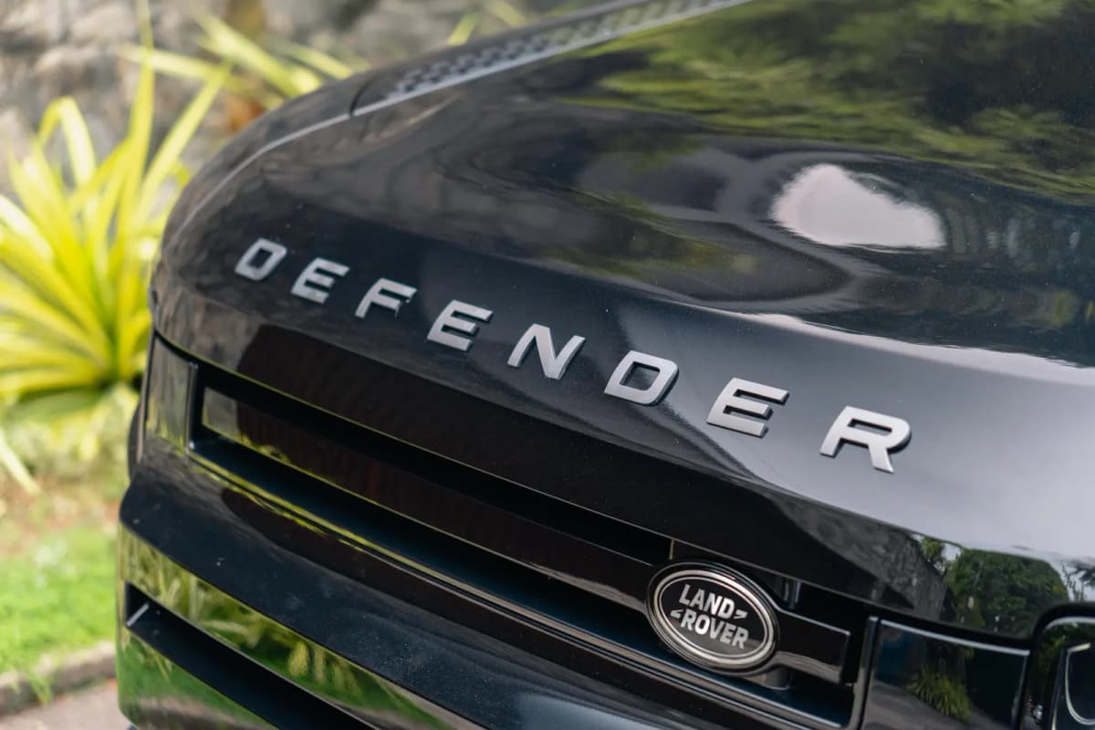 Land Rover Defender P300 X-Dynamic SE