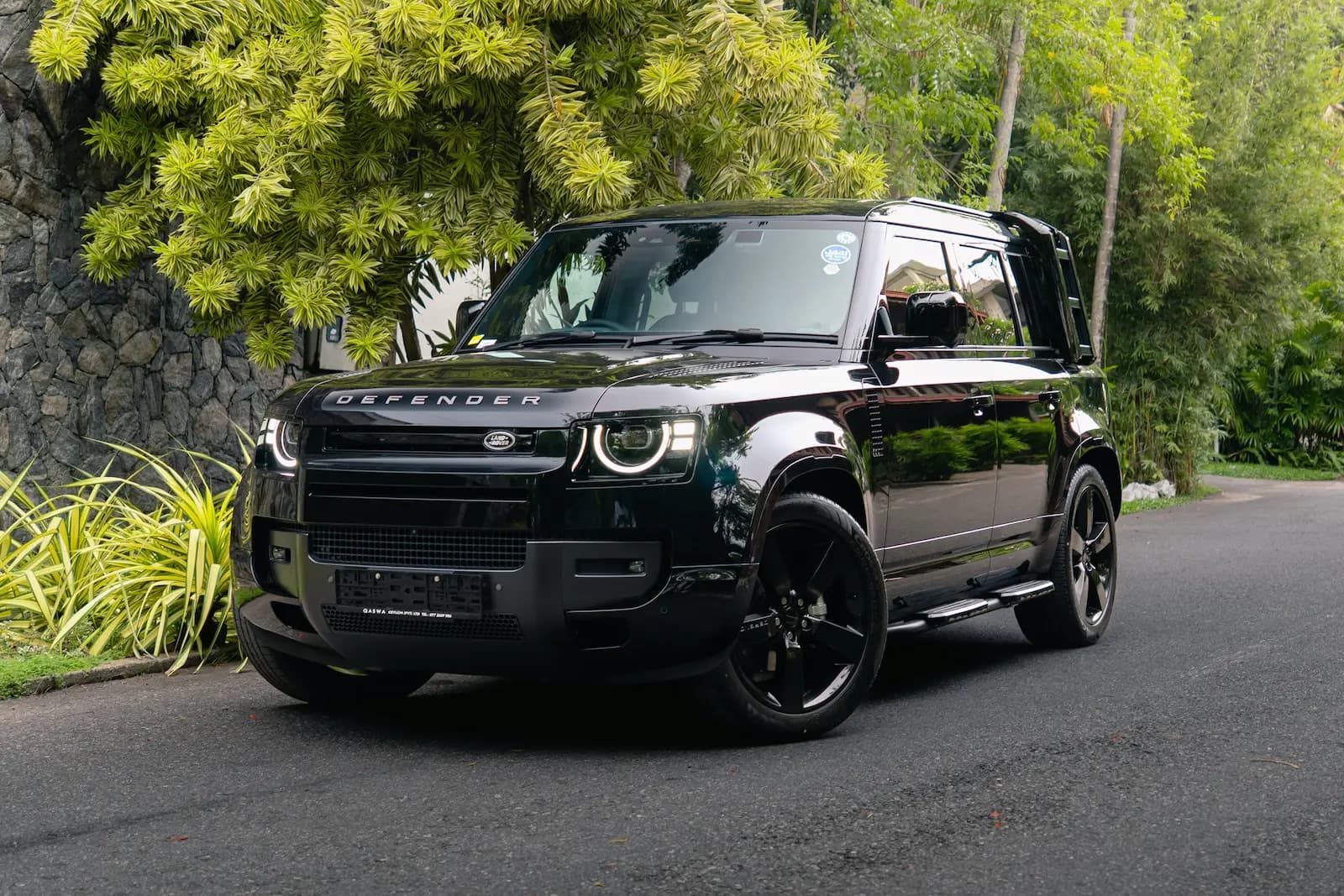 Land Rover Defender P300 X-Dynamic SE