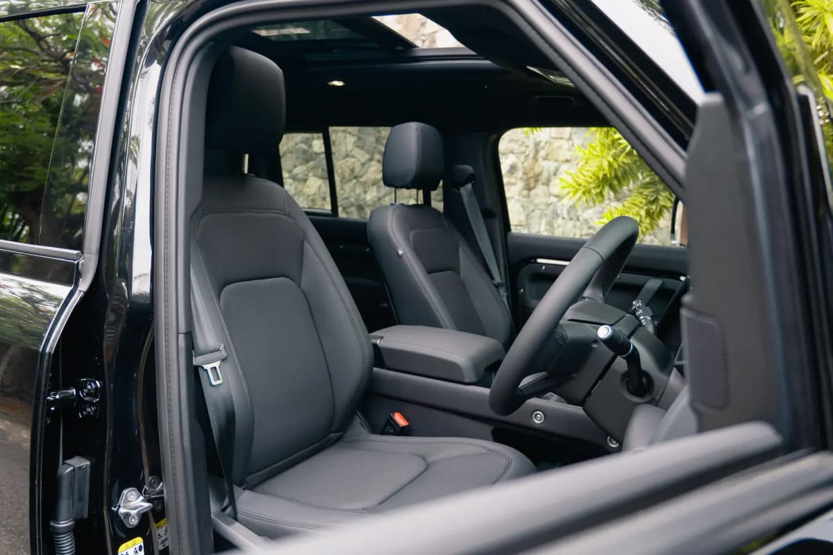 Land Rover Defender P300 X-Dynamic SE